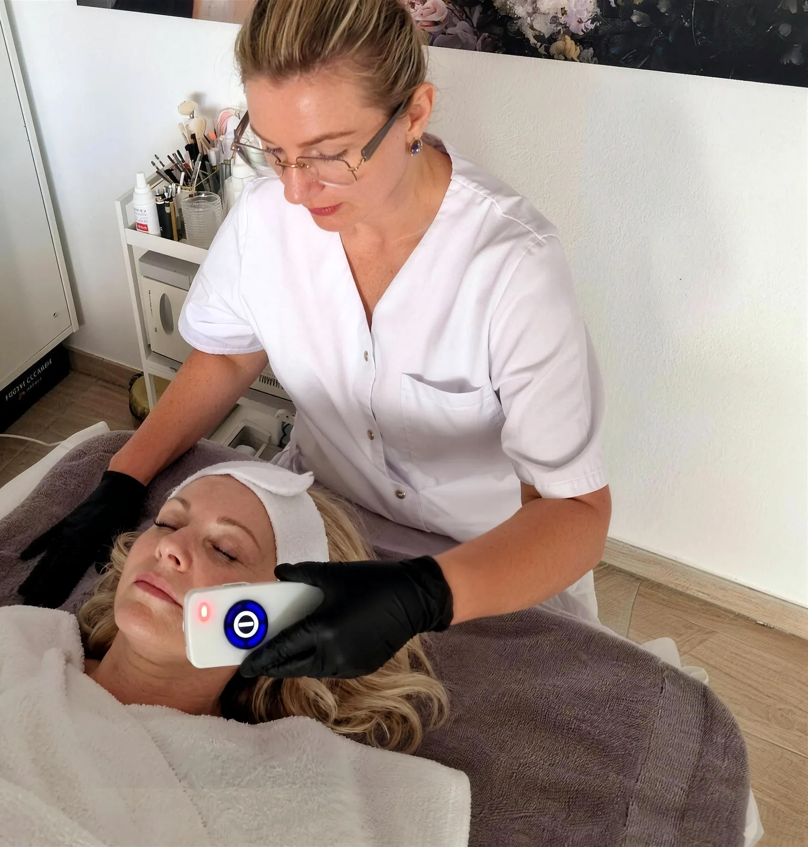 Veronika bei einer Gesichtsbehandlung in ihrem Studio