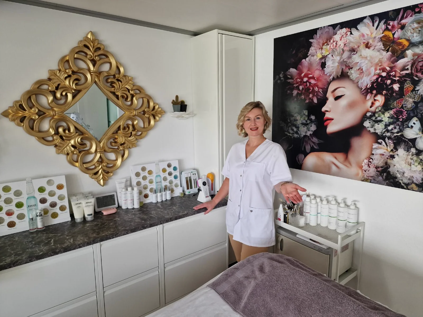 Behandlungsraum des Kosmetikstudios Veronika mit den Pflegeserien auf der Ablage